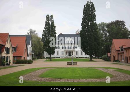 Malente, Germania. 16 settembre 2021. Casa padronale (M) e altri edifici a Gut Immenhof sono visti durante un evento mediatico. Noto come set cinematografico, il Gut Immenhof aprirà in hotel dal 1° ottobre 2021. Credit: Christian Charisius/dpa/Alamy Live News Foto Stock
