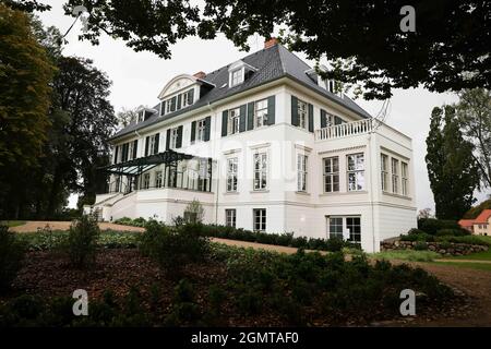 Malente, Germania. 16 settembre 2021. La casa padronale del Gut Immenhof può essere vista in occasione di un evento mediatico. Noto come set cinematografico, il Gut Immenhof apre in hotel dal 1° ottobre 2021. Credit: Christian Charisius/dpa/Alamy Live News Foto Stock