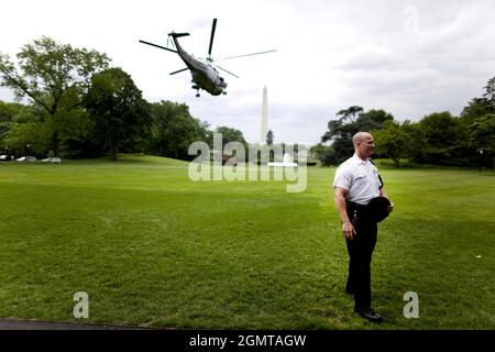 Il presidente Barack Obama parte dal prato sud della Casa Bianca a bordo di Marine One a Washington, 17 maggio 2009. (Foto ufficiale della Casa Bianca di Chuck Kennedy) questa fotografia ufficiale della Casa Bianca è resa disponibile per la pubblicazione da parte delle organizzazioni di notizie e/o per uso personale la stampa dal soggetto(i) della fotografia. La fotografia non può essere manipolata in alcun modo o utilizzata in materiali, pubblicità, prodotti o promozioni che in qualsiasi modo suggeriscano l'approvazione o l'approvazione del presidente, della prima famiglia o della Casa Bianca. Foto Stock