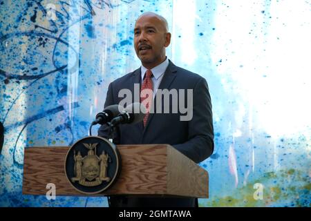 New York, Stati Uniti. 20 Settembre 2021. Il presidente del Bronx Borough Ruben Diaz parla prima del discorso del governatore di New York Kathy Hochul al memoriale dell'uragano Maria a Battery Park nel quarto anniversario del disastro che ha devastato l'isola di Porto Rico. Il monumento è stato progettato dall'artista Antonio Martorell. Credit: SOPA Images Limited/Alamy Live News Foto Stock