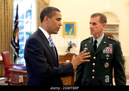 Il Presidente Barack Obama incontra il Gen. Stanley A. McChrystal, il nuovo Comandante degli Stati Uniti per l'Afghanistan, nell'ufficio ovale Martedì 19 maggio 2009. (Foto ufficiale della Casa Bianca di Pete Souza) questa fotografia ufficiale della Casa Bianca è resa disponibile per la pubblicazione da parte delle organizzazioni di notizie e/o per uso personale per la stampa dal soggetto(i) della fotografia. La fotografia non può essere manipolata in alcun modo o utilizzata in materiali, pubblicità, prodotti o promozioni che in qualsiasi modo suggeriscano l'approvazione o l'approvazione del presidente, della prima famiglia o della Casa Bianca. Foto Stock