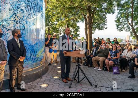 New York, Stati Uniti. 20 Settembre 2021. Il presidente di Bronx Borough Ruben Diaz Jr. Parla al 4° anniversario dell'uragano Maria al memoriale di Rockefeller Park (Foto di Lev Radin/Pacific Press) Credit: Pacific Press Media Production Corp./Alamy Live News Foto Stock