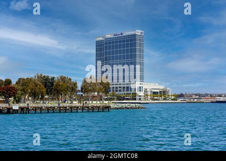 Una vista sulla Baia di San Diego del South Embarcadero Park e l'Hilton San Diego Bayfront Hotel di fronte al Ponte Coronado a San Diego, CA Foto Stock