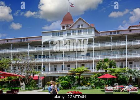 Cortile interno del resort in stile vittoriano, Hotel del Coronado, Curio Collection by Hilton, una iconica presenza fronte oceano dal 1888, Coronado, CA Foto Stock