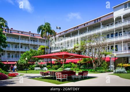 Ombrelloni da cortile interno presso il resort vittoriano, Hotel del Coronado, Curio Collection by Hilton, un'iconica presenza fronte oceano dal 1888, Coronado, CA Foto Stock