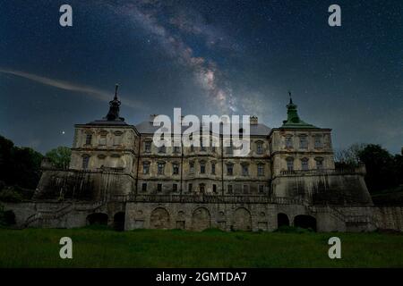Incredibile immagine composita della Via Lattea vibrante sul paesaggio del Castello Foto Stock