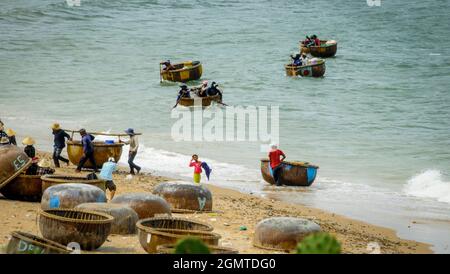 La barca da pesca torna dal mare nella provincia di Binh Thuan Foto Stock