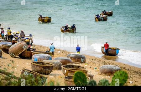 La barca da pesca torna dal mare nella provincia di Binh Thuan Foto Stock