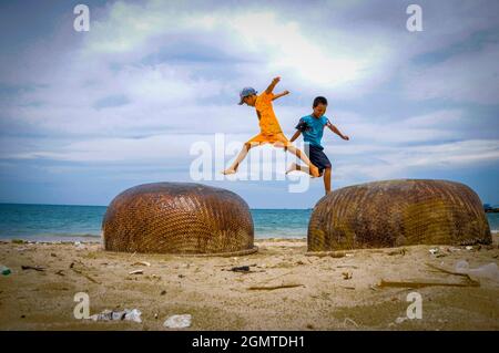 La barca da pesca torna dal mare nella provincia di Binh Thuan Foto Stock