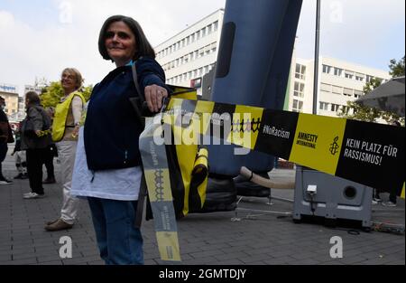 Duisburg, Germania. 18 settembre 2021. I cittadini di Duisburg formano una catena umana nel centro della città. Le organizzazioni avevano chiesto l'azione "anelli di vita per i diritti umani”. La catena doveva essere formata da Amburgo, passando per Stoccarda, fino al Mediterraneo per richiamare l'attenzione sui diritti umani dei rifugiati alle frontiere esterne dell'Unione europea e nel Mediterraneo. Credit: Roberto Pfeil/dpa/Alamy Live News Foto Stock