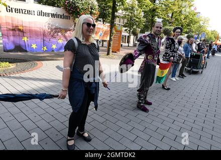 Duisburg, Germania. 18 settembre 2021. I ballerini dell'associazione 'amici della Bolivia' formano una catena umana insieme ai cittadini di Duisburg nel centro della città. Le organizzazioni avevano chiesto l'azione "anelli di vita per i diritti umani”. La catena doveva essere formata da Amburgo, passando per Stoccarda, fino al Mediterraneo per richiamare l'attenzione sui diritti umani dei rifugiati alle frontiere esterne dell'Unione europea e nel Mediterraneo. Credit: Roberto Pfeil/dpa/Alamy Live News Foto Stock