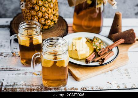 Tepache bevanda fermentata messicana a base di ananas, panela e cannella tradizionale di Città del Messico Foto Stock