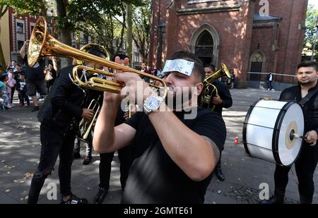 Duisburg, Germania. 18 settembre 2021. Con la musica, i cittadini di Duisburg incoraggiano le persone a formare una catena umana di fronte alla Chiesa di San Paolo. Le organizzazioni avevano chiesto l'azione "anelli di vita per i diritti umani”. La catena doveva essere formata da Amburgo, passando per Stoccarda, fino al Mediterraneo per richiamare l'attenzione sui diritti umani dei rifugiati alle frontiere esterne dell'Unione europea e nel Mediterraneo. Credit: Roberto Pfeil/dpa/Alamy Live News Foto Stock