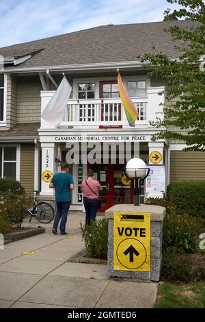 VANCOUVER, BRITISH COLUMBIA, CANADA. 20 settembre 2021 -- gli elettori entrano in un seggio elettorale per esprimere i loro voti durante le elezioni federali canadesi, Foto Stock