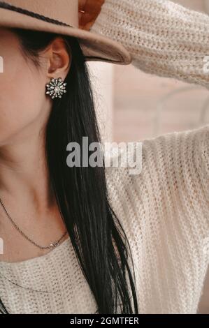 Primo piano di donna brunneta in maglia bianca Foto Stock