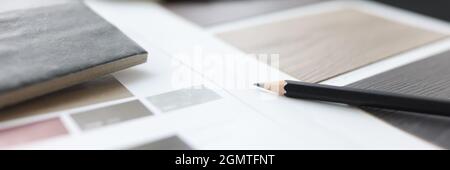 Catalogo con campioni di pavimenti in legno è su tavola Foto Stock