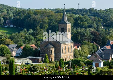 Germania, Wuelfrath, Wuelfrath-Duessel, Bergisches Land, Niederbergisches Land, Niederberg, Renania settentrionale-Vestfalia, NRW, paesaggio collinare e villaggio di Duessel, cimitero e chiesa evangelica Foto Stock