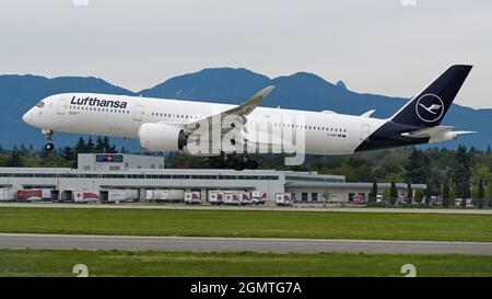 Richmond, British Columbia, Canada. 16 settembre 2021. Un Lufthansa Airbus A350-900 Jet (D-AIXC) atterra all'Aeroporto Internazionale di Vancouver. (Credit Image: © Bayne Stanley/ZUMA Press Wire) Foto Stock