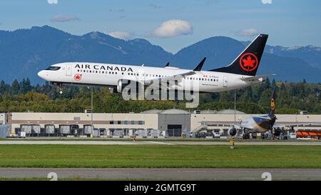 Richmond, British Columbia, Canada. 16 settembre 2021. Un Air Canada Boeing 737 MAX 8 Jet (C-FSJJ) atterra all'aeroporto internazionale di Vancouver. (Credit Image: © Bayne Stanley/ZUMA Press Wire) Foto Stock