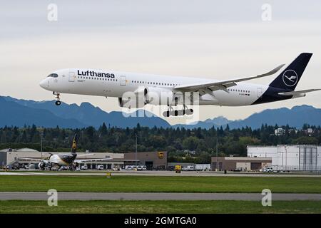 Richmond, British Columbia, Canada. 16 settembre 2021. Un Lufthansa Airbus A350-900 Jet (D-AIXC) atterra all'Aeroporto Internazionale di Vancouver. (Credit Image: © Bayne Stanley/ZUMA Press Wire) Foto Stock