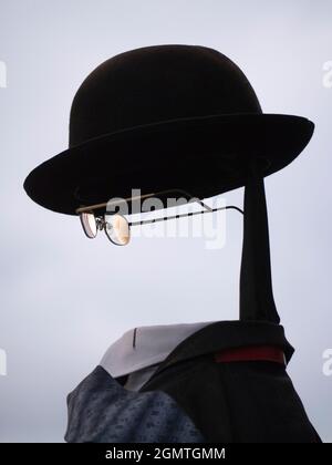 Londra, Inghilterra - 2009; mi chiedo come lo fa? Artista di strada visto sulla collina di Petwer, tra la Cattedrale di St Paul e il Millennium Footbridge ove Foto Stock