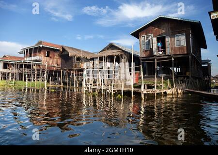 Lago Inle, Myanmar - 1 Febbraio 2013; villaggi nativi Intha da Lago Inle, Myanmar, sono comunemente costruiti su palafitte per proteggere contro il frequente alluvione Foto Stock