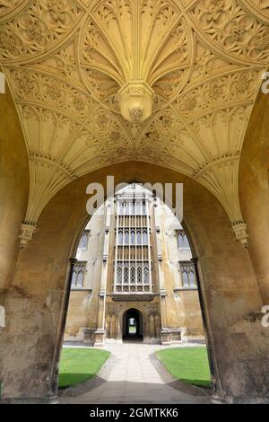 Cambridge, Inghilterra - 22 Juky 2009; passaggio che conduce al New Court of Saint John's College di Cambridge, Inghilterra. Fondato nel 1555, il Collegio è stato INT Foto Stock