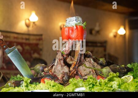 Molti Cucina tradizionale Azerbaigian asting agnello grigliate.carne arrosto su un fuoco aperto, cucinato in modo speciale.Barbecue è preparato con carne di agnello o shee Foto Stock