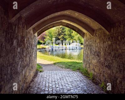 Abingdon, Inghilterra - 12 luglio 2020; molte persone in vista dal fiume. Abingdon afferma di essere la città più antica dell'Inghilterra. Questo è il tunnel trasversale Foto Stock