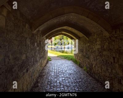 Abingdon, Inghilterra - 12 luglio 2020; molte persone in vista dal fiume. Abingdon afferma di essere la città più antica dell'Inghilterra. Questo è il tunnel trasversale Foto Stock