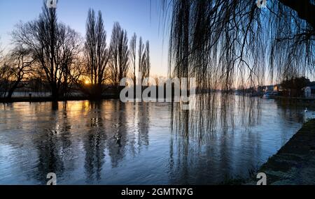 St Helens Wharf, Abingdon, Inghilterra - 19 gennaio 2020 Saint Helen's Wharf è un luogo di bellezza famoso sul Tamigi, appena a monte del medievale Foto Stock