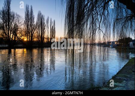 St Helens Wharf, Abingdon, Inghilterra - 19 gennaio 2020 Saint Helen's Wharf è un luogo di bellezza famoso sul Tamigi, appena a monte del medievale Foto Stock