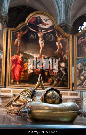 Bruges, Belgio - Maggio 2018; la Chiesa di nostra Signora con i suoi 122 metri di campanile in mattoni, domina lo skyline di Bruges in Belgio. Ci sono voluti due secoli Foto Stock