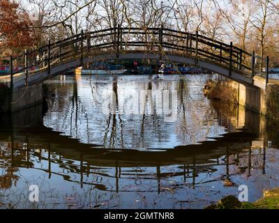 Oxford, Inghilterra - 19 ottobre 2018 questo ponte a traliccio tubolare sul fiume Cherwell è appena stato costruito. Fa parte della mia passeggiata preferita Foto Stock