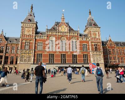 Amsterdam, Paesi Bassi - 27 maggio 2016; Amsterdam è la capitale NetherlandsÕ, famosa per il suo patrimonio artistico, il sistema panoramico dei canali e lo stretto hou Foto Stock