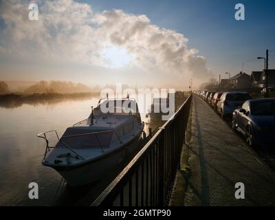 Abingdon, Inghilterra - 4 dicembre 2019; Abingdon afferma di essere la città più antica dell'Inghilterra. E questa è la vista lungo il Tamigi verso la sua elegante mar Foto Stock