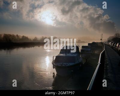 Abingdon, Inghilterra - 4 dicembre 2019; Abingdon afferma di essere la città più antica dell'Inghilterra. E questa è la vista lungo il Tamigi verso la sua elegante mar Foto Stock