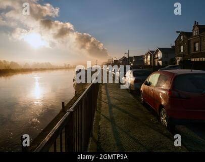 Abingdon, Inghilterra - 4 dicembre 2019; Abingdon afferma di essere la città più antica dell'Inghilterra. E questa è la vista lungo il Tamigi verso la sua elegante mar Foto Stock