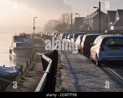 Abingdon, Inghilterra - 3 dicembre 2019; Abingdon afferma di essere la città più antica dell'Inghilterra. E questa è la vista lungo il Tamigi verso la sua elegante mar Foto Stock