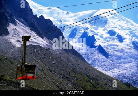 Chamonix, Francia - 20 giugno 2013; non ci sono persone in vista. Ad un'altitudine di 4808 m sul livello del mare, il Monte Bianco è la montagna più alta delle Alpi e del Weste Foto Stock