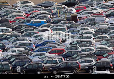 Southampton, Inghilterra- 2013; vista dal terminal delle navi internazionali di Southampton, questa vista sopraelevata mostra uno dei grandi parcheggi auto che permettono m. Foto Stock