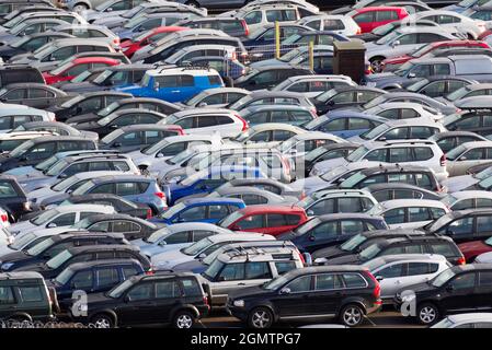 Southampton, Inghilterra- 2013; vista dal terminal delle navi internazionali di Southampton, questa vista sopraelevata mostra uno dei grandi parcheggi auto che permettono m. Foto Stock