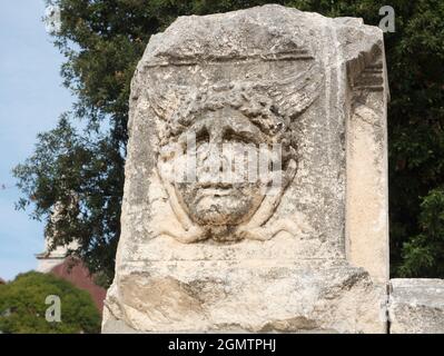 Zara, Croazia - 4 settembre 2016 scultura romana triste nel Foro antico. Zara è la più antica città abitata in Croazia. È in situ Foto Stock