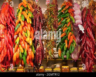 HBarcelona, Catalogna, Spagna - 13 giugno 2005; nessuna gente in vista. Hot stuff - una colorata selezione di peperoncini nel mercato di Boqueria, appena fuori la Rambla, Foto Stock