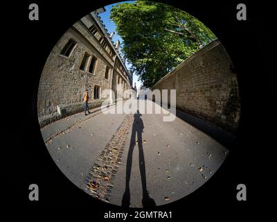 Oxford, Inghilterra - 20 July2020; un uomo che cammina in vista. Solo io e la mia ombra... Brasenose Lane è un vicolo pittoresco nel cuore della storica Oxfor Foto Stock