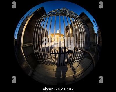 Oxford, Inghilterra - 7 agosto 2020 tre famosi edifici classici nel cuore di Oxford - il Teatro Sheldonian, la Biblioteca Bodleiana e Clarendon Buil Foto Stock