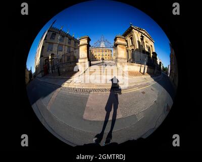 Oxford, Inghilterra - 7 agosto 2020 tre famosi edifici classici nel cuore di Oxford - il Teatro Sheldonian, la Biblioteca Bodleiana e Clarendon Buil Foto Stock