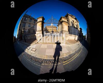 Oxford, Inghilterra - 7 agosto 2020 tre famosi edifici classici nel cuore di Oxford - il Teatro Sheldonian, la Biblioteca Bodleiana e Clarendon Buil Foto Stock