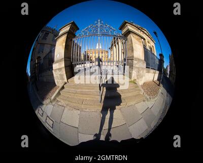 Oxford, Inghilterra - 7 agosto 2020 tre famosi edifici classici nel cuore di Oxford - il Teatro Sheldonian, la Biblioteca Bodleiana e Clarendon Buil Foto Stock