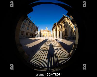 Oxford, Inghilterra - 7 agosto 2020 tre famosi edifici classici nel cuore di Oxford - il Teatro Sheldonian, la Biblioteca Bodleiana e Clarendon Buil Foto Stock